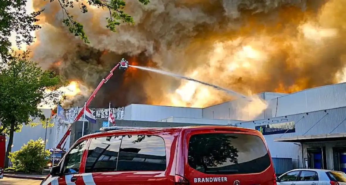 Enorme inzet voor gigantische brand in distributiecentrum - Foto 1