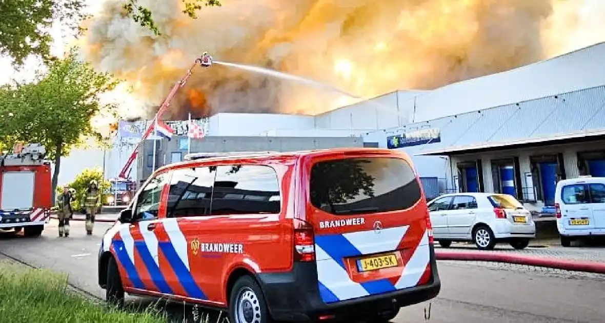 Enorme inzet voor gigantische brand in distributiecentrum - Foto 2