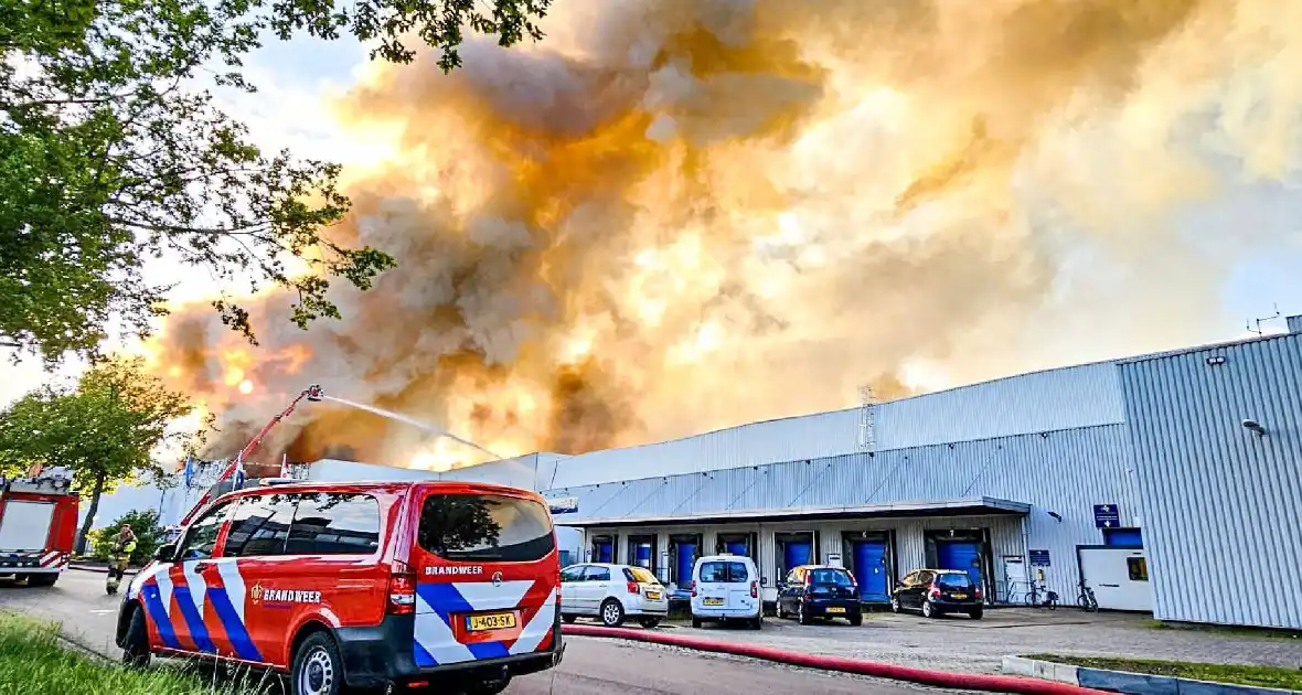 Enorme inzet voor gigantische brand in distributiecentrum - Foto 3