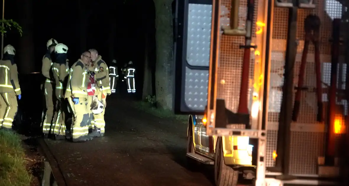 Auto botst tegen boom op spekgladde weg - Foto 4