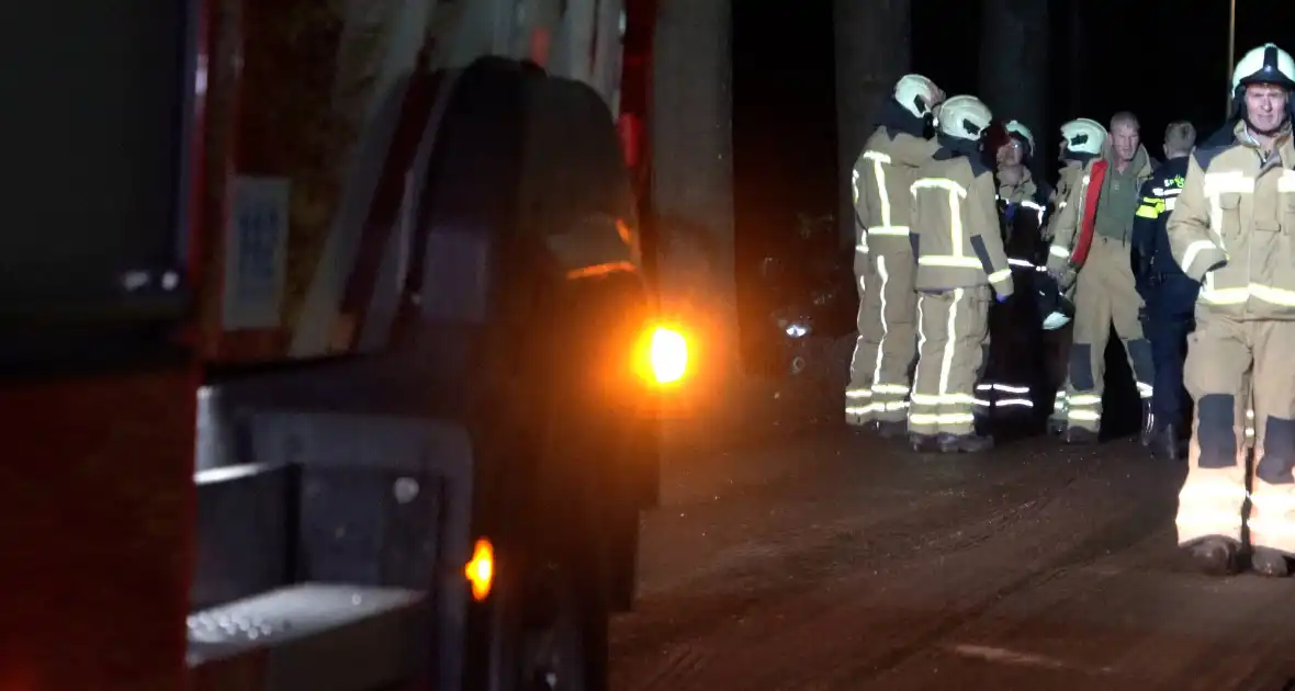 Auto botst tegen boom op spekgladde weg - Foto 5