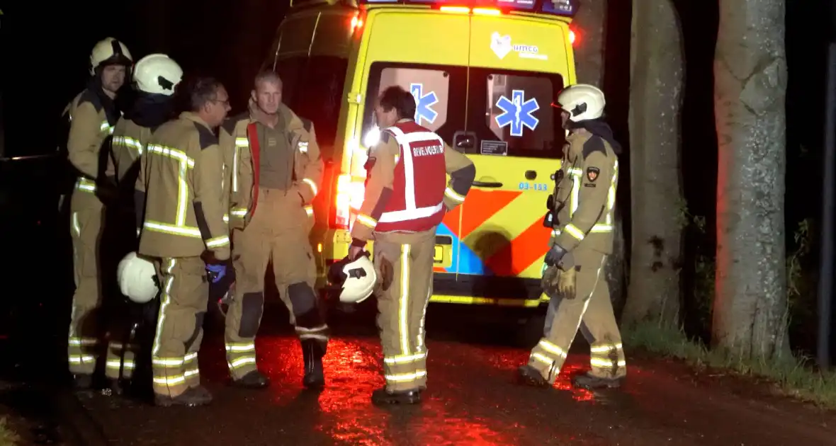 Auto botst tegen boom op spekgladde weg - Foto 6