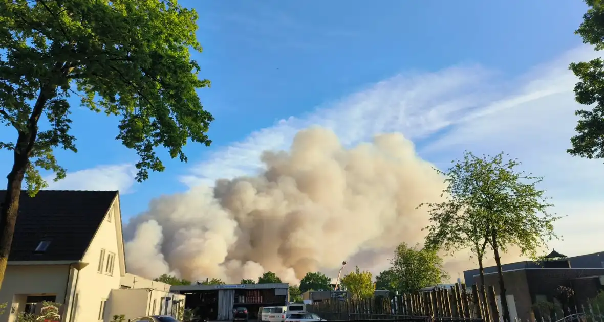 Dag na brand nog steeds niet onder controle