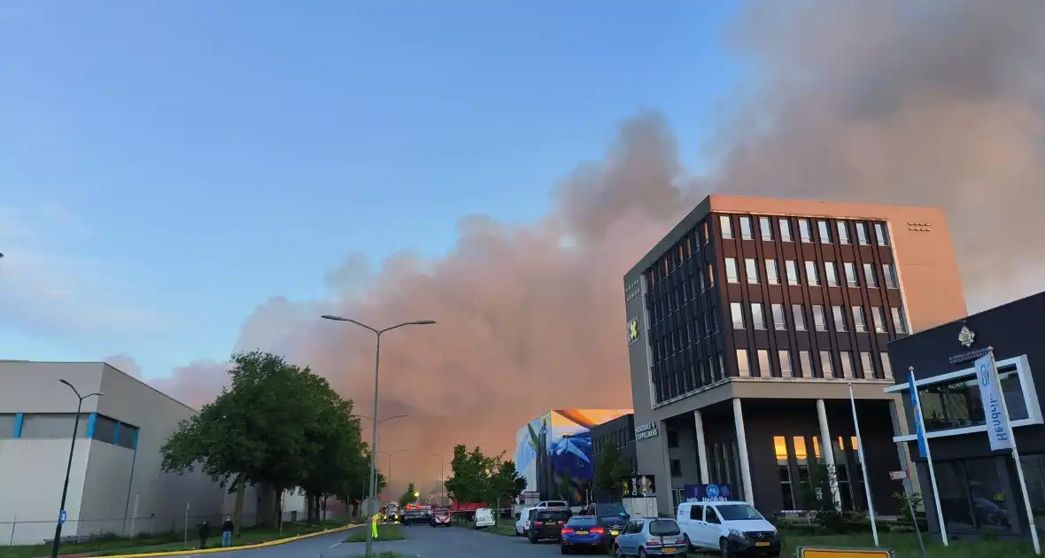 Brand na dag van uitbreken nog steeds niet onder controle - Foto 1