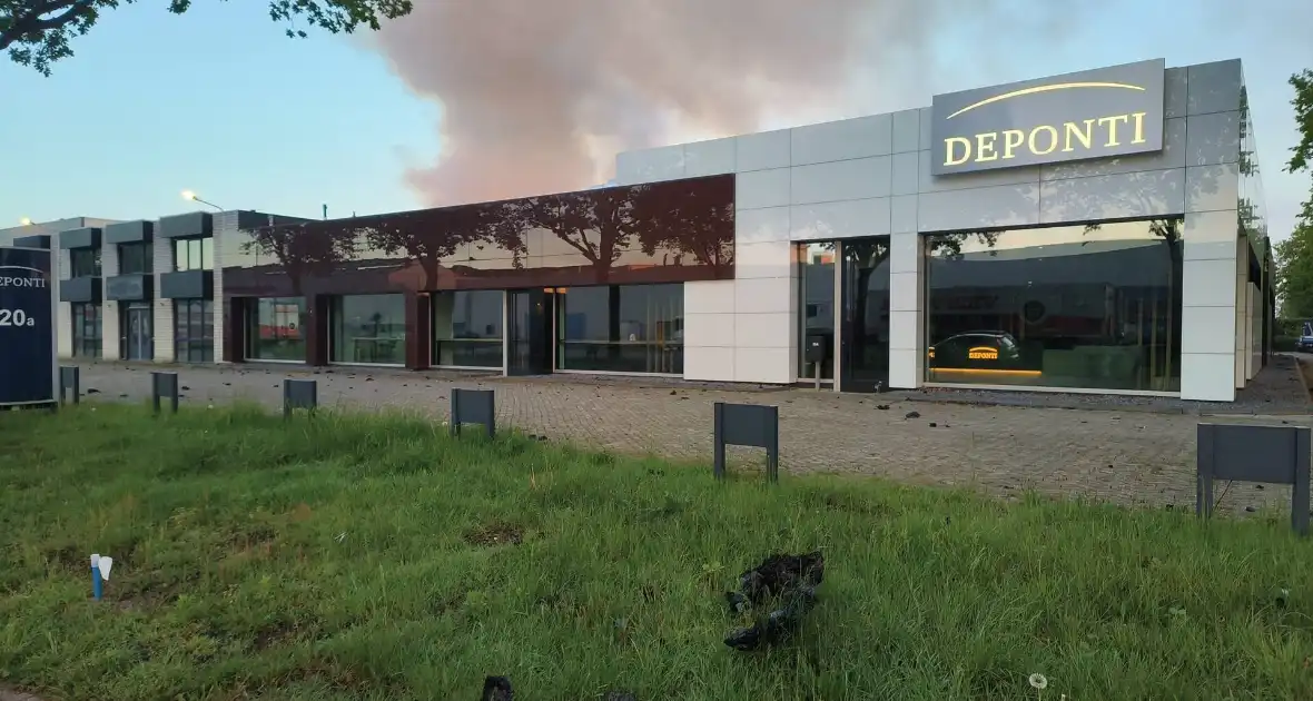 Dag na brand nog steeds niet onder controle - Foto 10