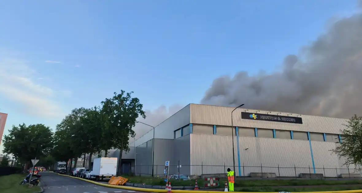 Brand na dag van uitbreken nog steeds niet onder controle - Foto 11