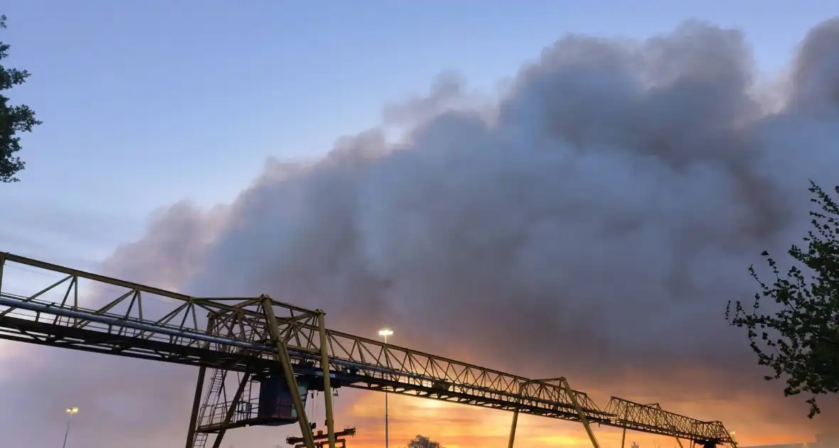 Dag na brand nog steeds niet onder controle - Foto 3