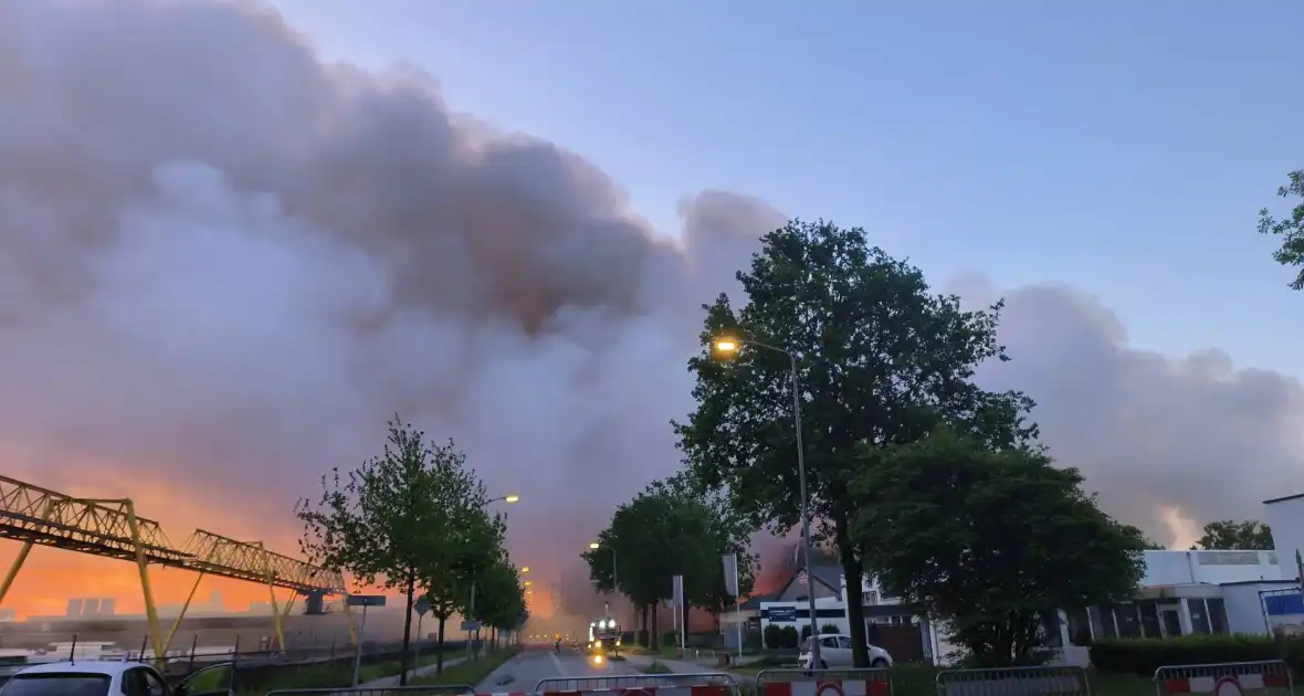 Brand na dag van uitbreken nog steeds niet onder controle - Foto 4