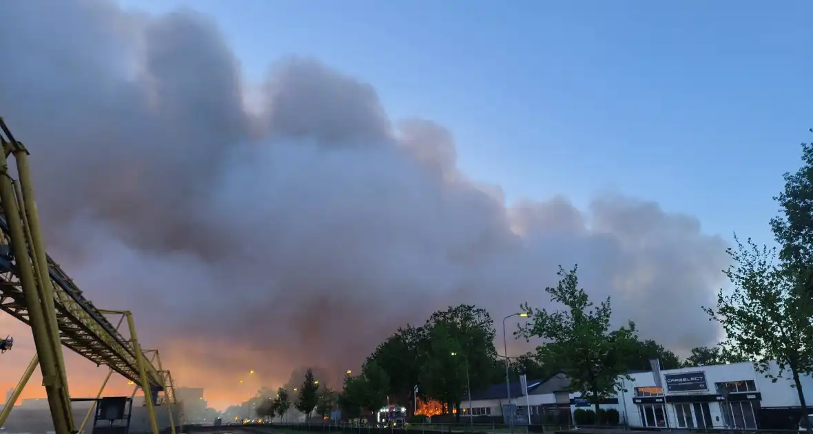 Brand na dag van uitbreken nog steeds niet onder controle - Foto 5