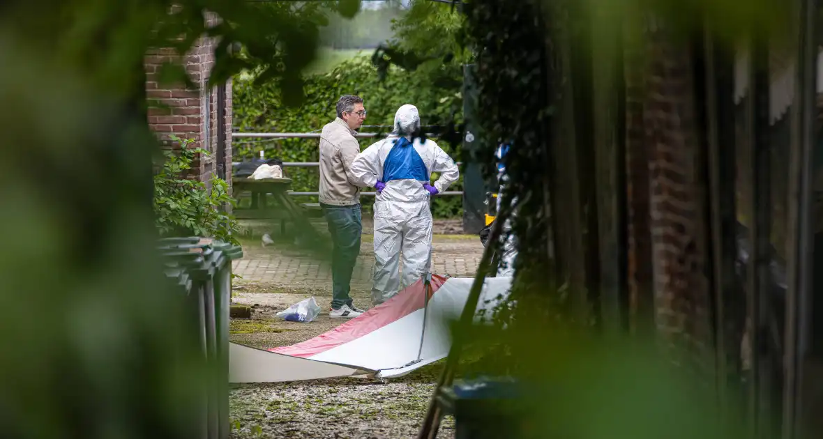 Onderzoek naar overleden persoon bij boerderij