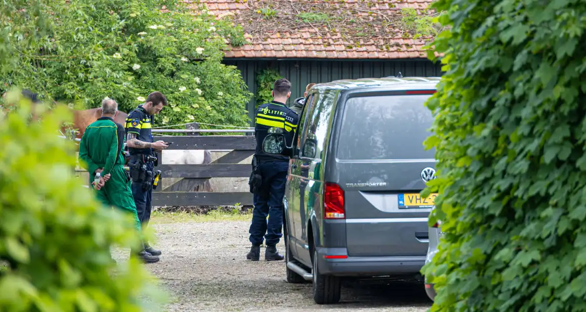 Onderzoek naar overleden persoon bij boerderij - Foto 5