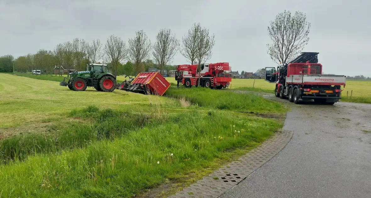 Tractor belandt in sloot tijdens werkzaamheden