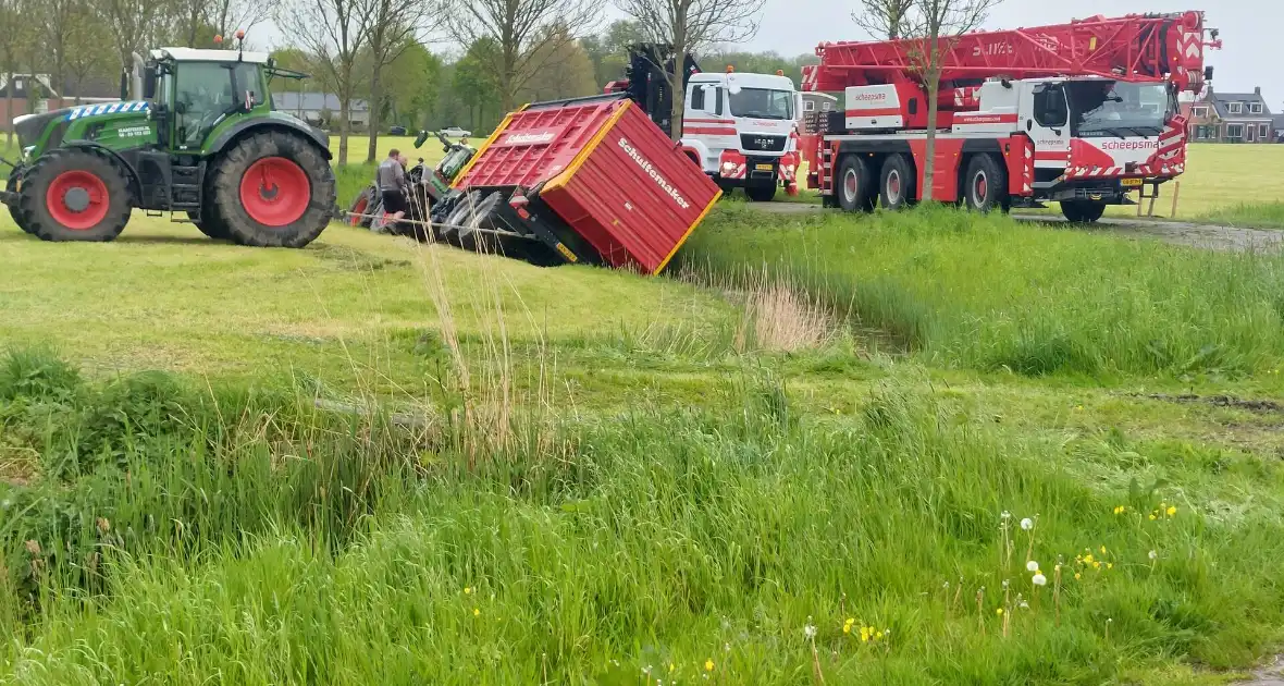 Tractor belandt in sloot tijdens werkzaamheden - Foto 1