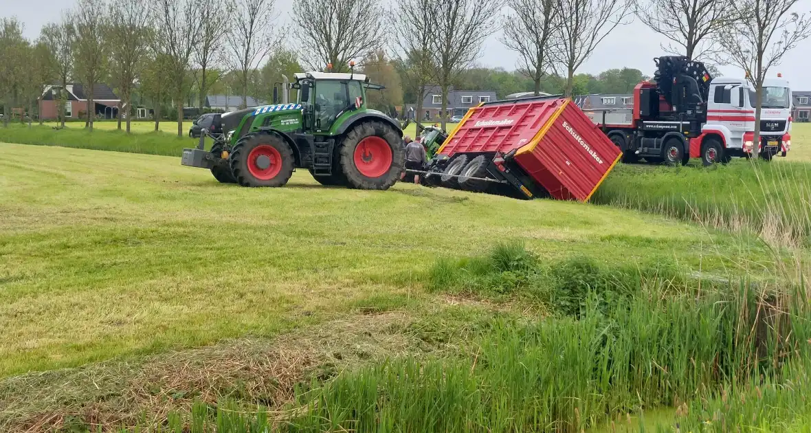 Tractor belandt in sloot tijdens werkzaamheden - Foto 2