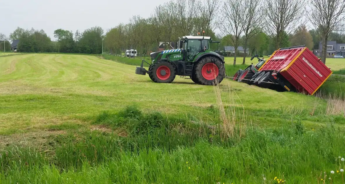 Tractor belandt in sloot tijdens werkzaamheden - Foto 3