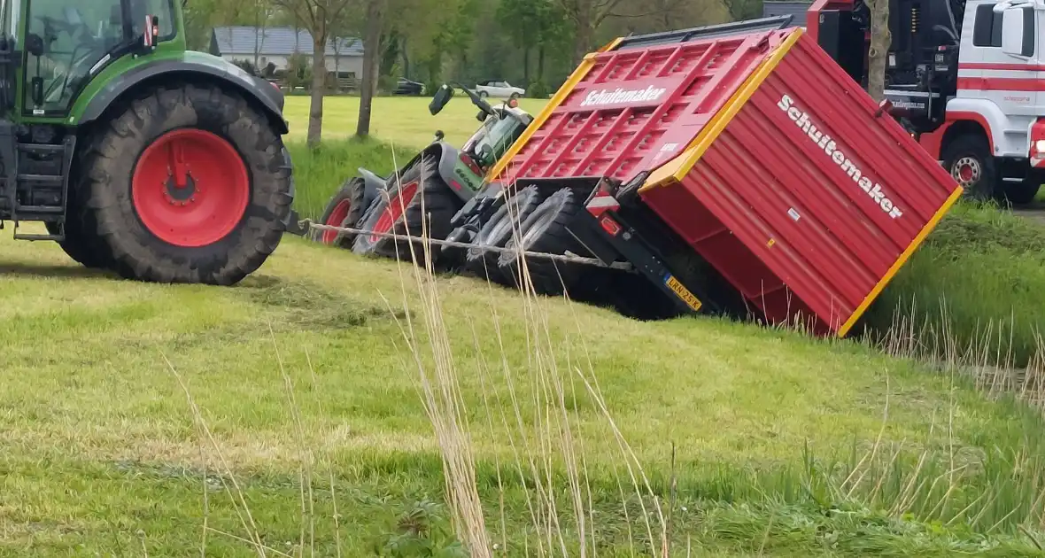 Tractor belandt in sloot tijdens werkzaamheden - Foto 5