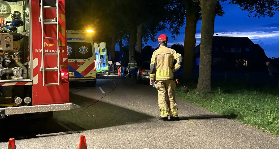 Automobilist bekneld na botsing met boom - Foto 1