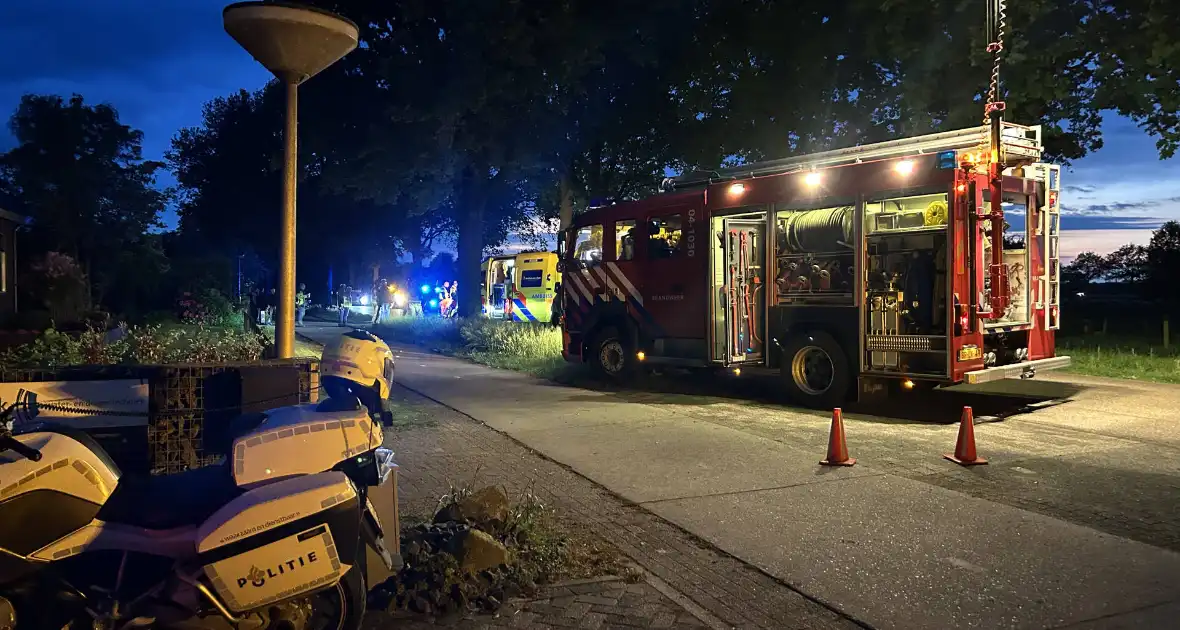 Automobilist bekneld na botsing met boom - Foto 2