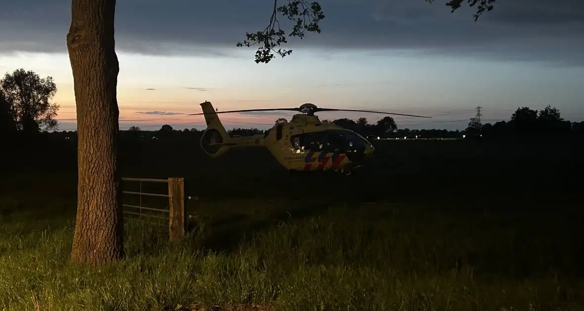 Automobilist bekneld na botsing met boom - Foto 3