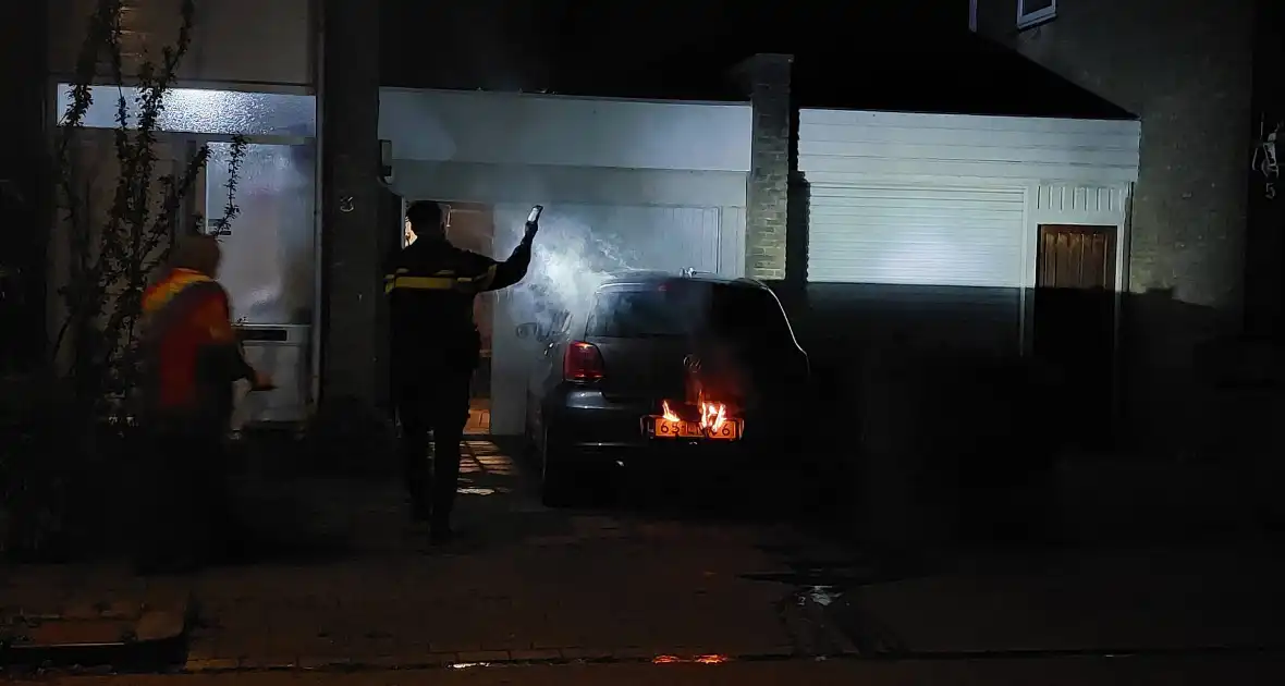 Auto vat vlam door vuurwerk