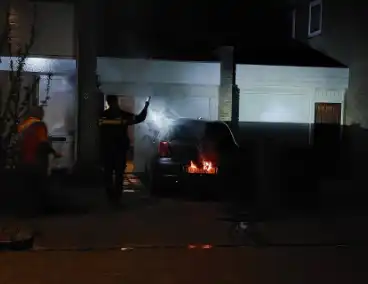 Auto vat vlam door vuurwerk