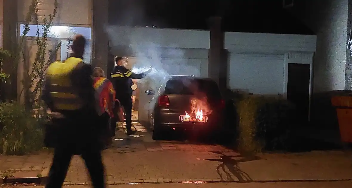 Auto vat vlam door vuurwerk - Foto 2