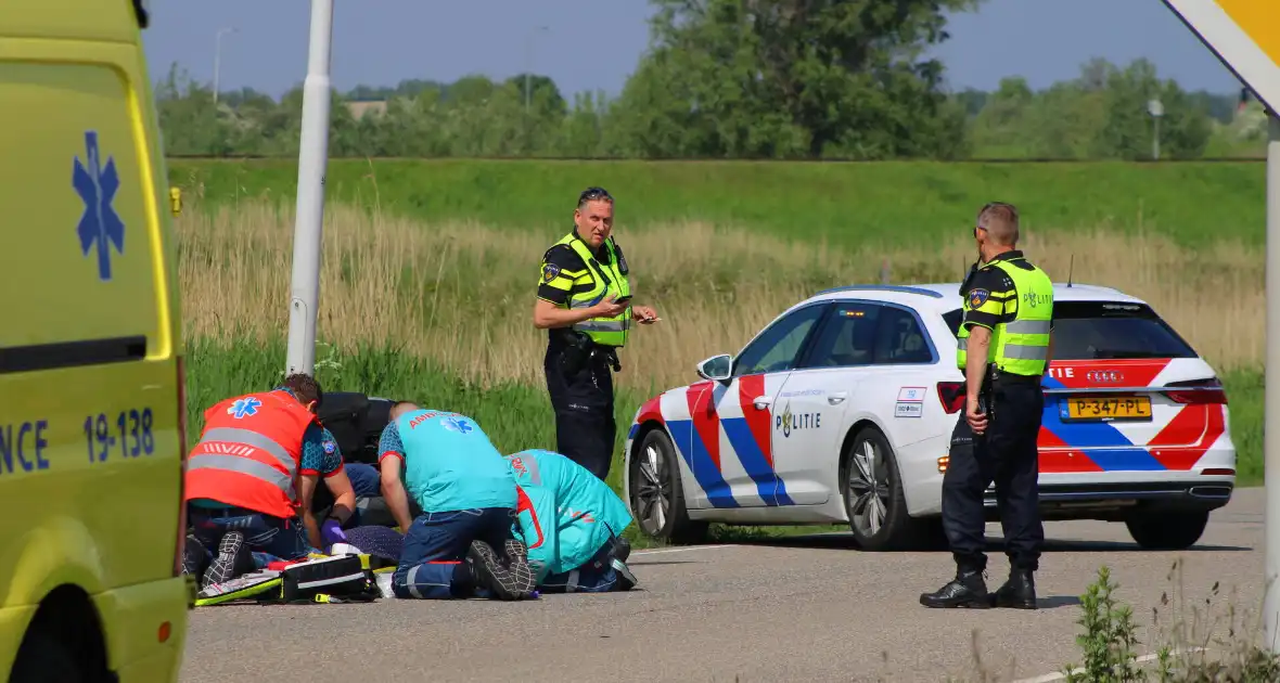 Motorrijder onderuit voor ambulancepost