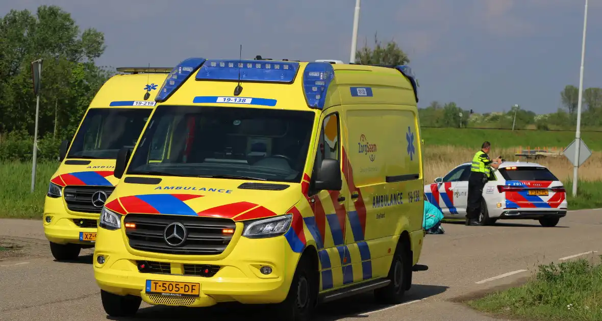 Motorrijder onderuit voor ambulancepost - Foto 1