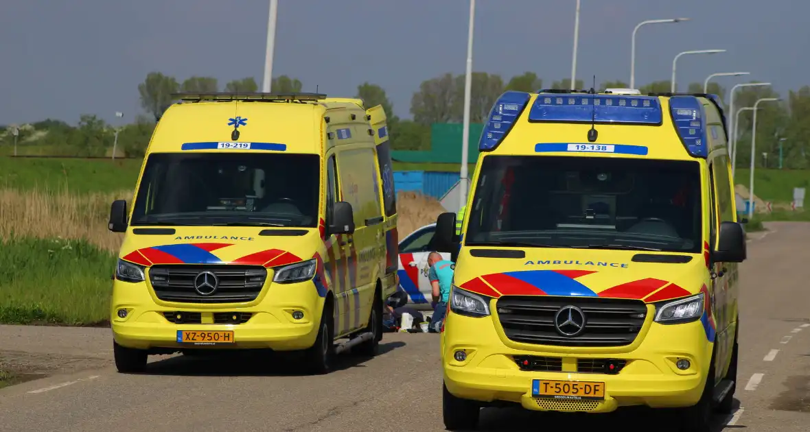 Motorrijder onderuit voor ambulancepost - Foto 3