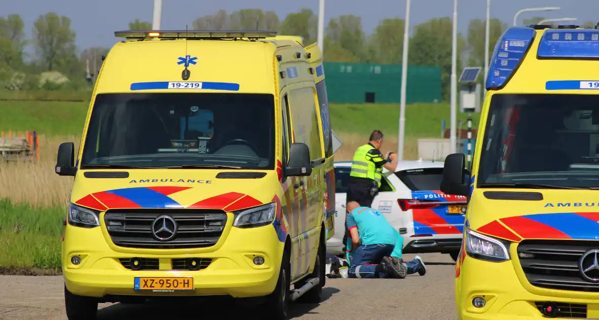 Motorrijder onderuit voor ambulancepost - Foto 4