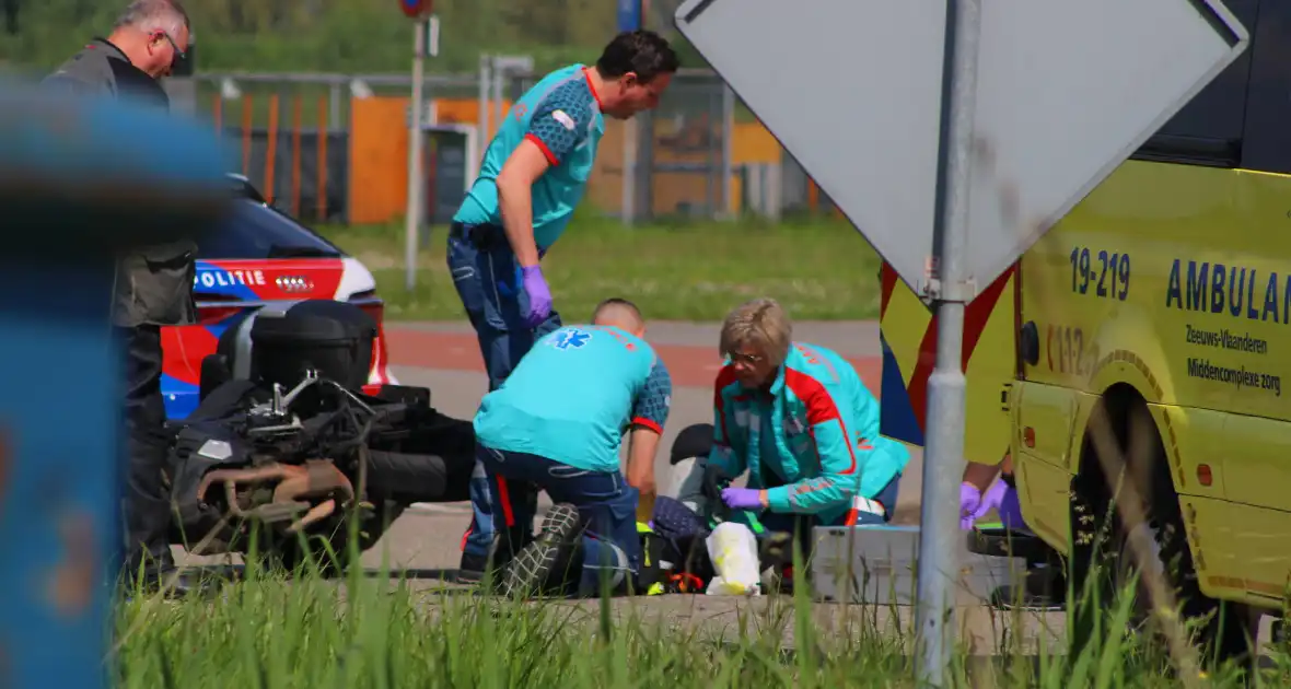 Motorrijder onderuit voor ambulancepost - Foto 6