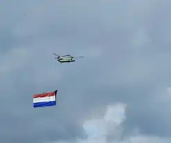 Luchtmacht vlieg met Chinook en Nederlandse vlag over stad der bevrijding