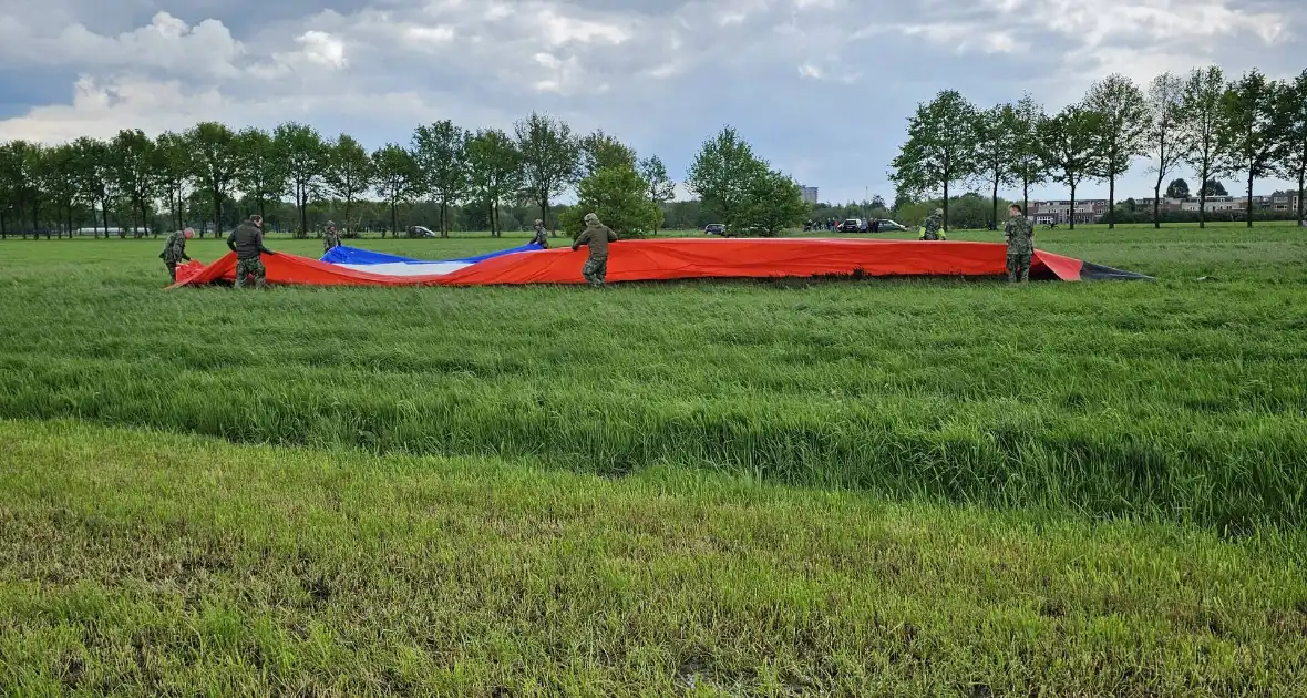 Luchtmacht vlieg met Chinook en Nederlandse vlag over stad der bevrijding - Foto 1