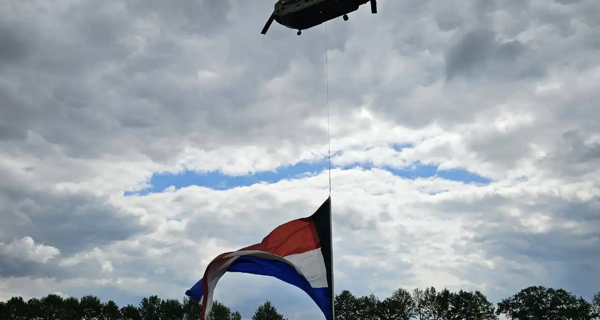 Luchtmacht vlieg met Chinook en Nederlandse vlag over stad der bevrijding - Foto 2
