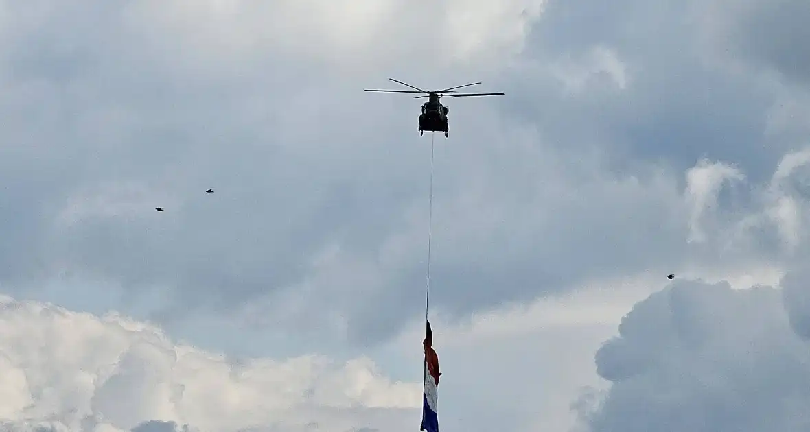 Luchtmacht vlieg met Chinook en Nederlandse vlag over stad der bevrijding - Foto 3