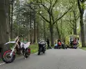 Bijrijder valt van motor