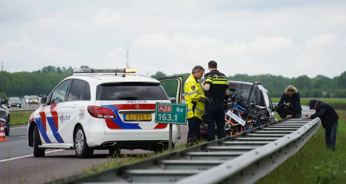 Auto's botsen op elkaar op A28 - Foto 2