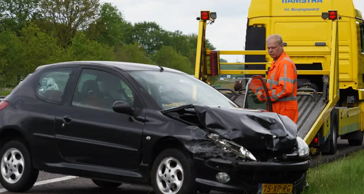 Auto's botsen op elkaar op A28 - Foto 3