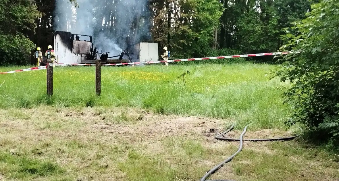 Schuur volledig afgebrand - Foto 2