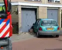 Automobilist belandt tegen garagedeur na aanrijding met bestelbus