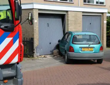 Automobilist belandt tegen garagedeur na aanrijding met bestelbus