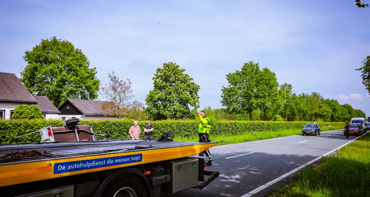 Aanhanger geladen met stenen belandt op zijn kant - Foto 4