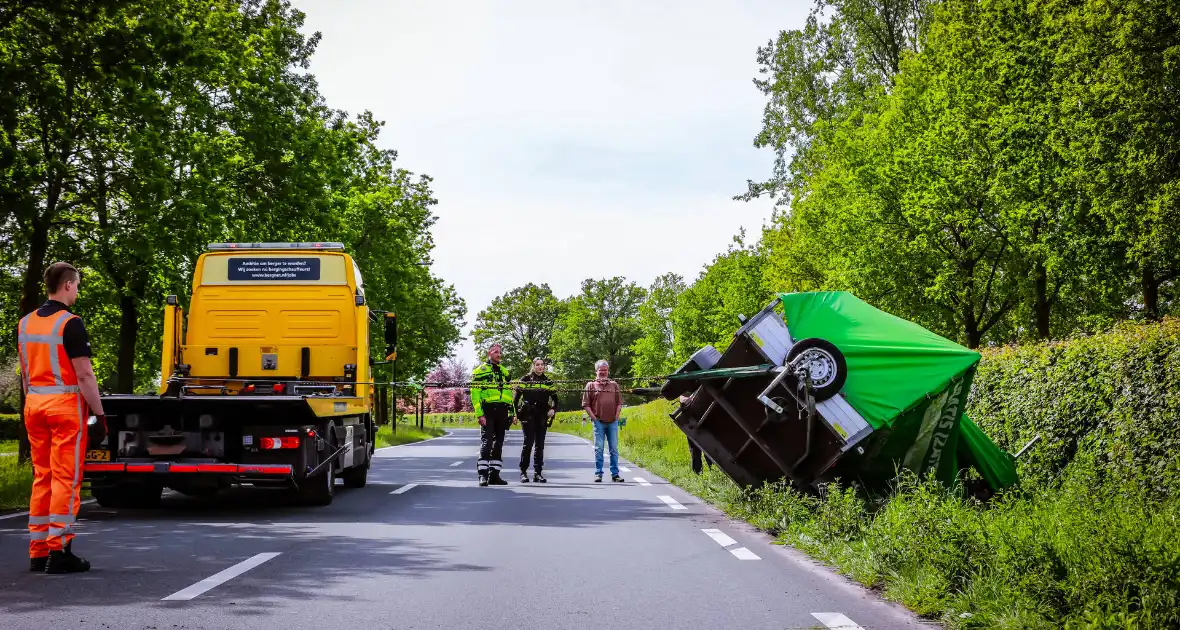 Aanhanger geladen met stenen belandt op zijn kant - Foto 6