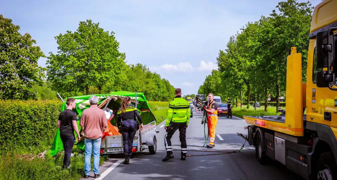 Aanhanger geladen met stenen belandt op zijn kant - Foto 7