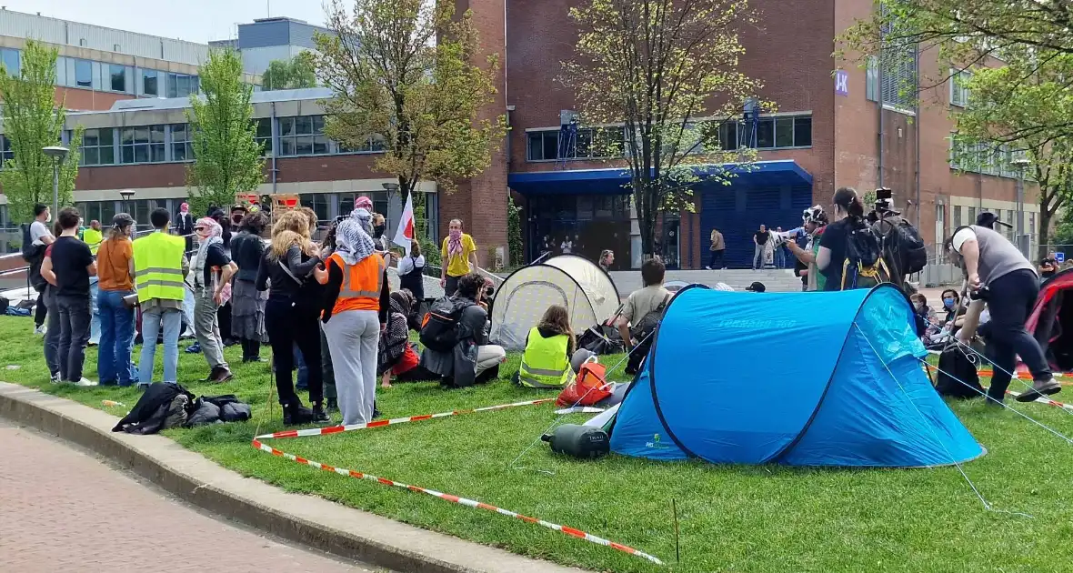 Studenten in tenten op grasveld bij UvA - Foto 2
