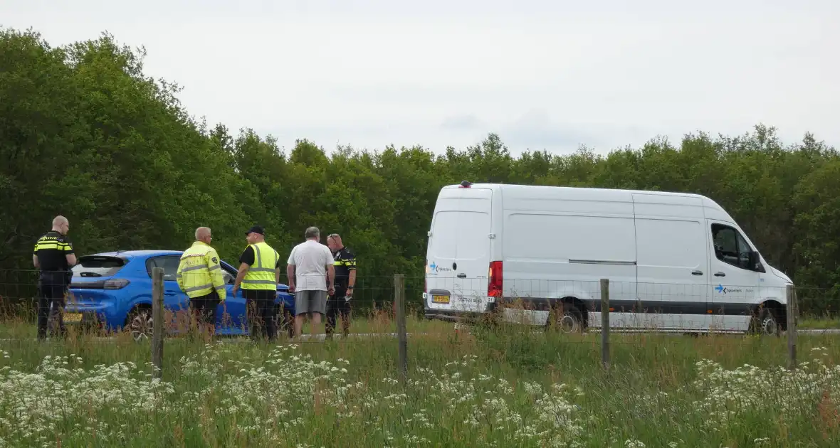 Automobilist klapt achterop bestelbus - Foto 1