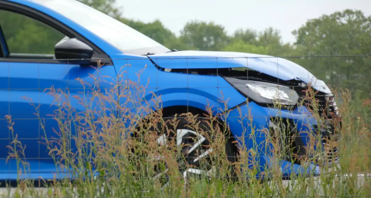 Automobilist klapt achterop bestelbus - Foto 3