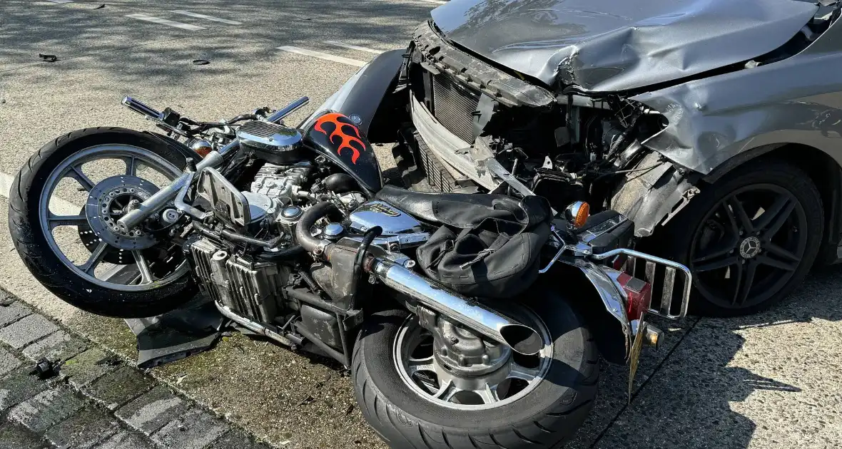 Motorrijder gewond bij harde botsing met automobilist - Foto 2