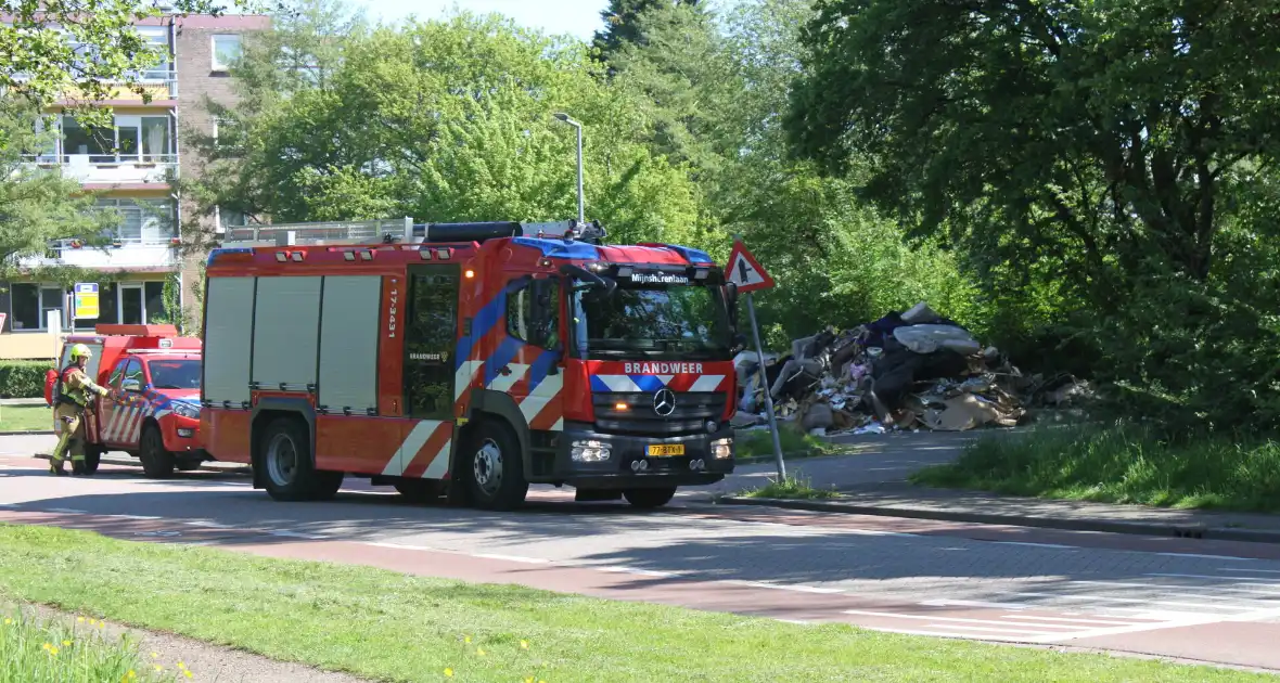 Vuilniswagen dumpt afval op straat vanwege mogelijke brand - Foto 1