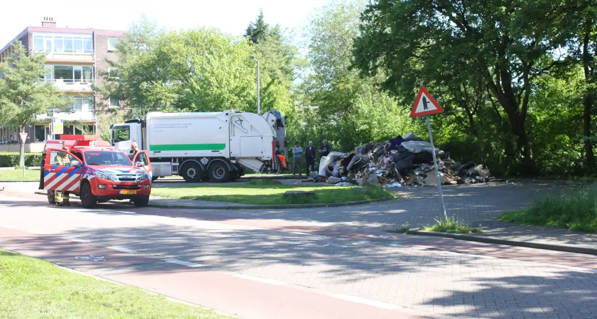 Vuilniswagen dumpt afval op straat vanwege mogelijke brand - Foto 2